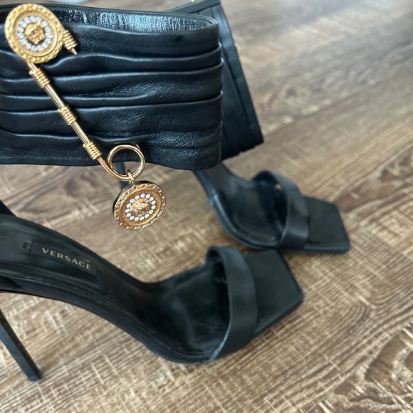 Versace Medusa heels - Picture 1 of 2